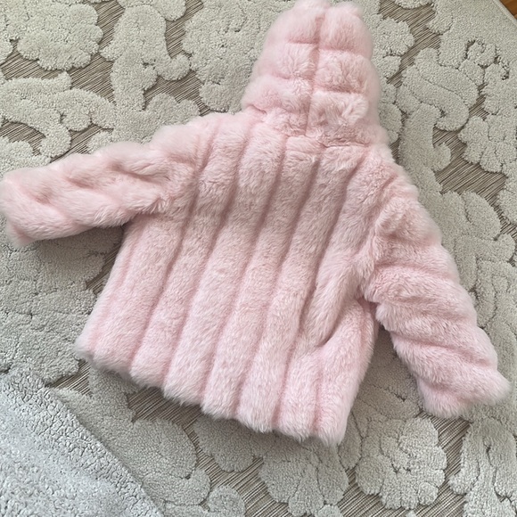 Excellent Condition Faux Fur jacket with zipper - Picture 5 of 10